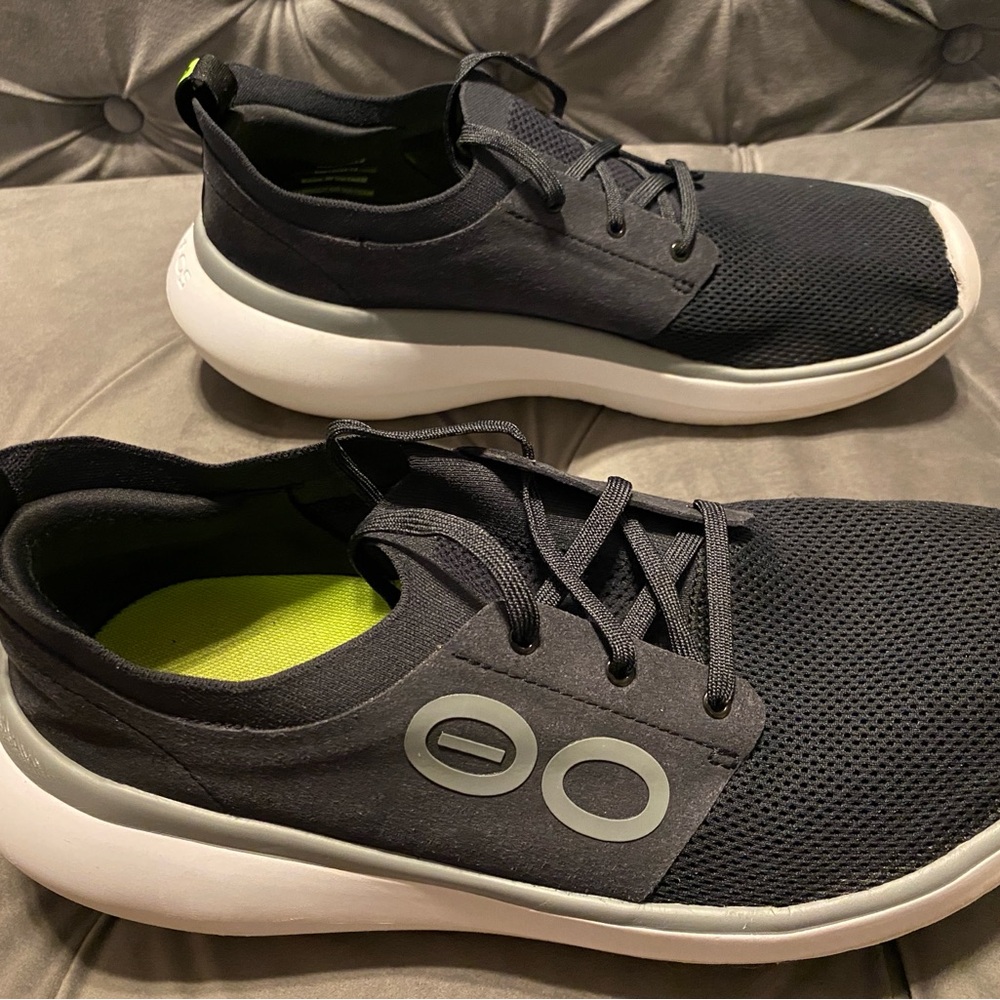 OOFOS Men's Black and Gray Shoes - Picture 4 of 7